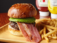 [Daging Wagyu Perang] Burger Bacon Alpukat