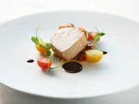 【露台座位】春季午餐套餐（4道菜）+ 2小时免费饮品（含鸡尾酒）（4月6日至5月29日，工作日）