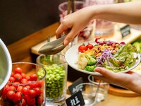 From May 1st: [90-minute weekday lunch buffet] Includes your choice of main dish, a wide variety of desserts, and free drinks including Kobe black tea.