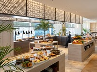 From May 1st: [Unlimited Time Weekday Lunch Buffet] Includes your choice of main course, a wide variety of desserts, and free drinks including Kobe black tea.