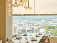 5月1日起：【平日午餐自助餐包间保证】包含一杯迎宾饮品、您选择的主菜、多种甜点以及无限畅饮的饮品（包括神户红茶）。