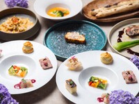 【精致晚餐 B】包含一杯 Blue Toast 原创鸡尾酒 | 为两位客人准备的奢华精致晚餐套餐，尽享初夏风味