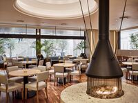 [Mother's Day Limited Afternoon Tea] "Miyazaki Mango x Matcha" with a celebratory drink and message.