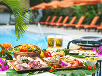 Poolside BBQ  "KODAWARI"(4/24～4/30、5/6～7/16, 9/25～10/31)