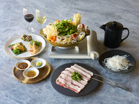 <ต้องชำระเงินล่วงหน้า> [หม้อไฟมูคาตะแบบใหม่] รวมเครื่องดื่มฟรี! ชุดหม้อไฟแบบผสมผสานที่ให้คุณได้ลิ้มลองยากินิกุและชาบูชาบูพร้อมกัน