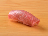 Seasonal Omakase (Chef’s Selection) of Nigiri and Delicacies ¥22,000+ (tax included)