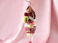 【平日】「メッセージプレート付き大人のご褒美パフェ　気品溢れるジュエリーのような美しさ～ダークチェリー&ピスタチオ～」