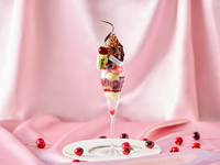 【平日】「1ドリンク付き大人のご褒美パフェ　気品溢れるジュエリーのような美しさ～ダークチェリー&ピスタチオ～」