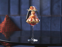 Seasonal parfait "Elegance of White Strawberries" + Glass Sparkling Wine 