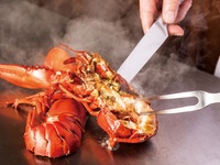 5月1日～6月末まで<初夏の味覚コース>沖縄県産いかの前菜、エスカルゴとズッキーニ、オマール海老をアメリケーヌソースで、黒毛和牛のステーキ（150g）ガーリックライスまで。