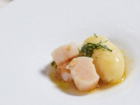 “噴火湾産帆立貝” 白ワイン蒸し