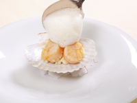 “噴火湾産帆立貝”のリゾット 蕗の薹の香り