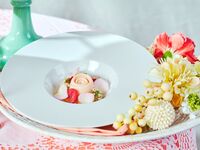 【オプションメニュー】赤桃とライチ、バラ香るセミフレッド　桃のコンポート