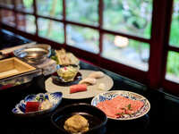 From May 25th, private rooms overlooking the garden are available for entertaining guests. The "Ultimate Garden Kaiseki Course" includes: 'Homemade Tofu / Abalone and Seasonal Fish with Sea Urchin' & 'Roasted Japanese Black Beef / Goldeneye Snapper Clay Pot Rice'. Special weekday price: 9,900 yen (tax included).