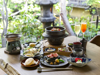 庭園前個室貸切　ランチ限定【お顔合わせコース】お祝いの乾杯ドリンク付『自家製豆富/鮑と旬魚の雲丹しゃぶ』＆『黒毛和牛ロースト/金目鯛土鍋ご飯』　平日特別価格 9900円(税込)