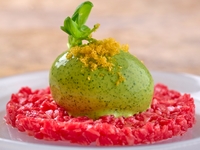 夏季【牛蜜料理套餐】讓您從頭到尾盡享牛蜜料理的美味。我們提供夏季羅勒蛋黃醬煎蛋捲、精選牛裡肌辣味奶油蛋捲三明治，以及蓬鬆綿軟的石烤牛肉蛋包飯！