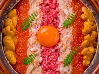 Private room guaranteed. Summer [VIP Course] This course includes "Wagyu Beef and Sea Urchin Yukhoe Dog," "Kuroge Wagyu Beef Thick-Cut Tongue," "Selected Beef Fillet Spicy Brioche Cutlet Sandwich," and "Special Wagyu Beef Fillet Sukiyaki with Rich Egg Yolk."
