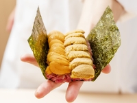 個室確約！夏の【特選和牛ヒレと雲丹尽くしコース】「厳選和牛の雲丹ユッケドッグ　〜雲丹2列のせ〜」「新ちかみつ飯　～和牛・いくら・雲丹・蟹～」「厳選ヒレ肉の旨辛ブリオッシュカツサンド」を含みます！