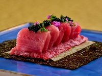 Private room guaranteed. Summer [Shinjuku Ushimitsu Opening Commemorative Course] We offer 7 carefully selected grilled dishes, including "Wagyu and Bluefin Tuna Yukke Dog," "Selected Fillet Meat Spicy Brioche Cutlet Sandwich," and "Selected Loin Sukiyaki - Blended Sauce, Rich Egg Yolk."