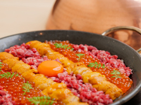 Private room guaranteed! Enjoy the summer [Yokohama Ushimitsu Special Course] featuring "Wagyu Beef and Sea Urchin Yukhoe Dog," "7 Carefully Selected Grilled Dishes," "Spicy Brioche Cutlet Sandwich with Selected Beef Fillet," and the "Ultimate Ushimitsu Instagrammable Dish."