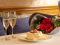 [Anniversary Dinner] Celebrate in style with a bouquet of flowers and cake! Enjoy a champagne toast and a luxurious seasonal full course meal featuring plenty of fresh ingredients | ¥29,500