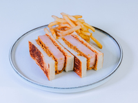 【週末】新潟産もち豚のカツサンド