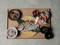午餐【宝宝第一餐仪式套装】：包括一条烤鲷鱼和一块磨牙石。