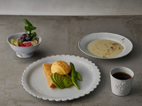Crepe Morning Set (Crepe Oeuf Benedict) with Acai Bowl [¥3,000 (excluding tax)]