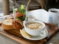[Light Meal Set with Message Plate!] Clam Chowder with plenty of clams - San Francisco style if you like | 1,600 yen