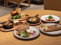 【公式】【Weekend special lunch26.6-】自慢のガレット含む7種から選べる季節のメインディッシュ~こだわりの前菜7種・サラダ・スープ・ソフトドリンクはビュッフェスタイルで~