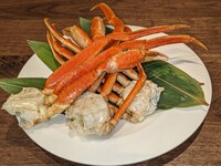 【平日限定カニ付き贅沢プラン】人気の50種類以上のブッフェに本ズワイガニ（250g）がセットになったディナーブッフェ！通常価格：7,800円⇒特別価格：7,300円