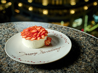 【Dinner Anniversary】 A 7-course meal featuring a celebratory drink and an anniversary cake with a personalized message.