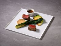 6/16(火)～ Enjoy a modern lunch with red and white wine, an appetizer buffet, and a choice of main course.