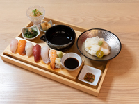 Suất ăn đặc biệt gồm sushi và mì somen lạnh.