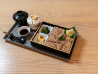 Cá ngừ ướp sốt mè (món cơm tô)