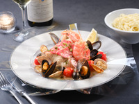 ปลาอบสไตล์โอกินาวาในฟอยล์ สไตล์ร้าน Acqua Pazza เสิร์ฟพร้อมสลัดบาร์สุดหรู