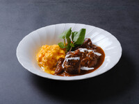 Stew daging lembu dan telur hancur yang dibuat dengan daging lembu Wagyu Okinawa, dihidangkan dengan bar salad mewah.