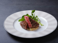 Stik sirloin daging lembu Wagyu Okinawa dengan bar salad mewah.