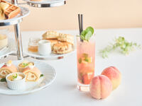 【週末・祝日限定】白桃が彩るご褒美アフタヌーンティー+乾杯シャンパン＆2Hカフェフリー～14:30入店～