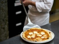 【宿泊者限定アクティビティ】ホテルシェフになった気分で楽しむ石窯ピザ焼き体験