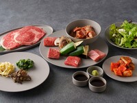 [Dinner] Charcoal-grilled yakiniku with a view of the castle tower | Meat course + 120 minutes of free drinks