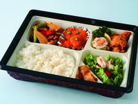 北海道産ポークと野菜のカキソース炒め＆エビチリ弁当