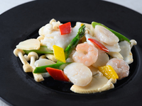 海老、烏賊、帆立と野菜のあっさり塩炒め