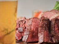 【公式限定：天空ビアガーデン】ミートコンボや鮮魚パスタ等9品＋3種の生ビール含む120分飲み放題【7～8月・17:00～17:30限定】