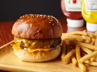 【褐毛和牛】チェダーチーズバーガー