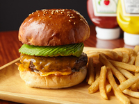 【HALAL黒毛和牛】アボカドチーズバーガー