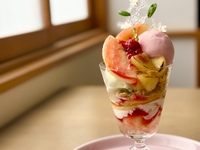 季節のデセールパフェ/桃のパフェ会