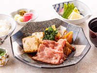 【週替わり御膳】「かなや特選　すき焼き御膳」小鉢、お新香、お味噌汁