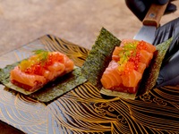 【牛満惠比壽本店9週年紀念套餐 ～SMASH～】提供全新菜單：「SMASH牛排～菲力～」、「和牛與鮭魚的生肉狗糧」、「香辣塔塔肉餅三明治」以及「精心挑選的6種燒烤料理」。