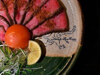 以和牛为特色的日式肉类料理。